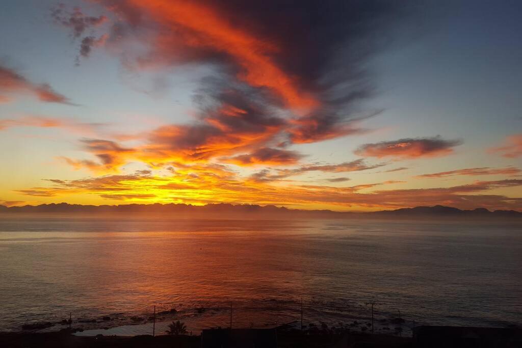18 Steps - Seaside Cottage With Breathtaking Views Cape Town Bagian luar foto
